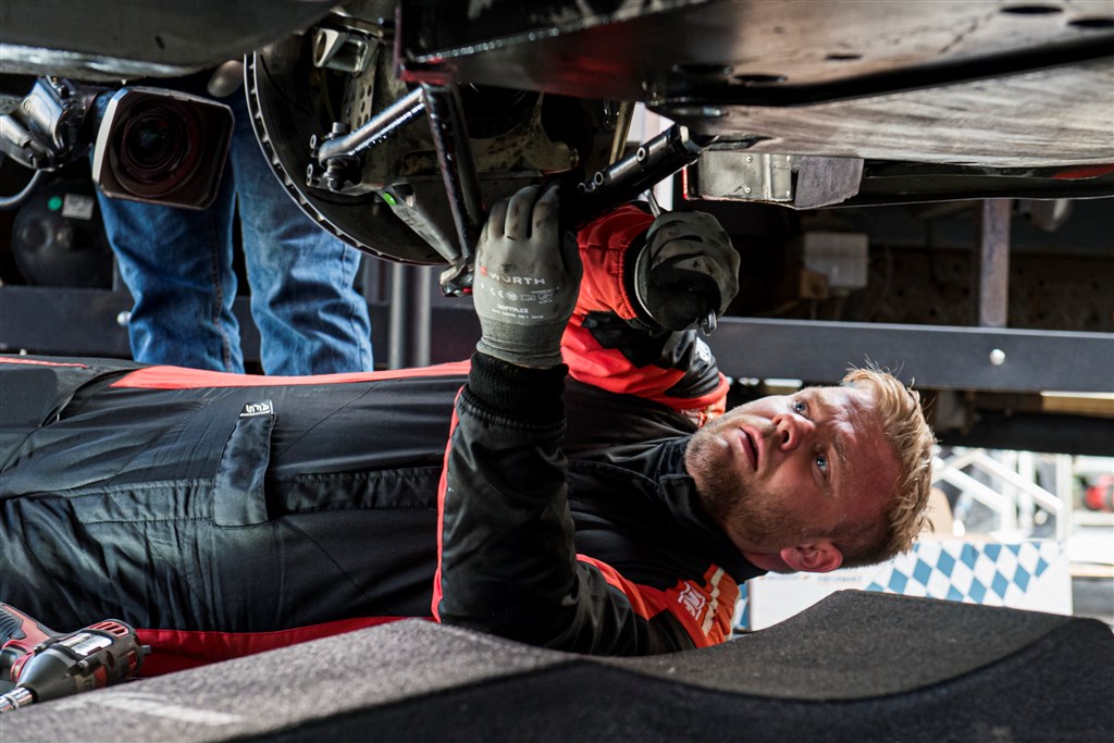 Marco Gersager greb selv værktøjet, da trækakslen skulle skiftes på GM Motorsports Skoda Fabia R5.
(Foto: Jokum Tord Larsen)